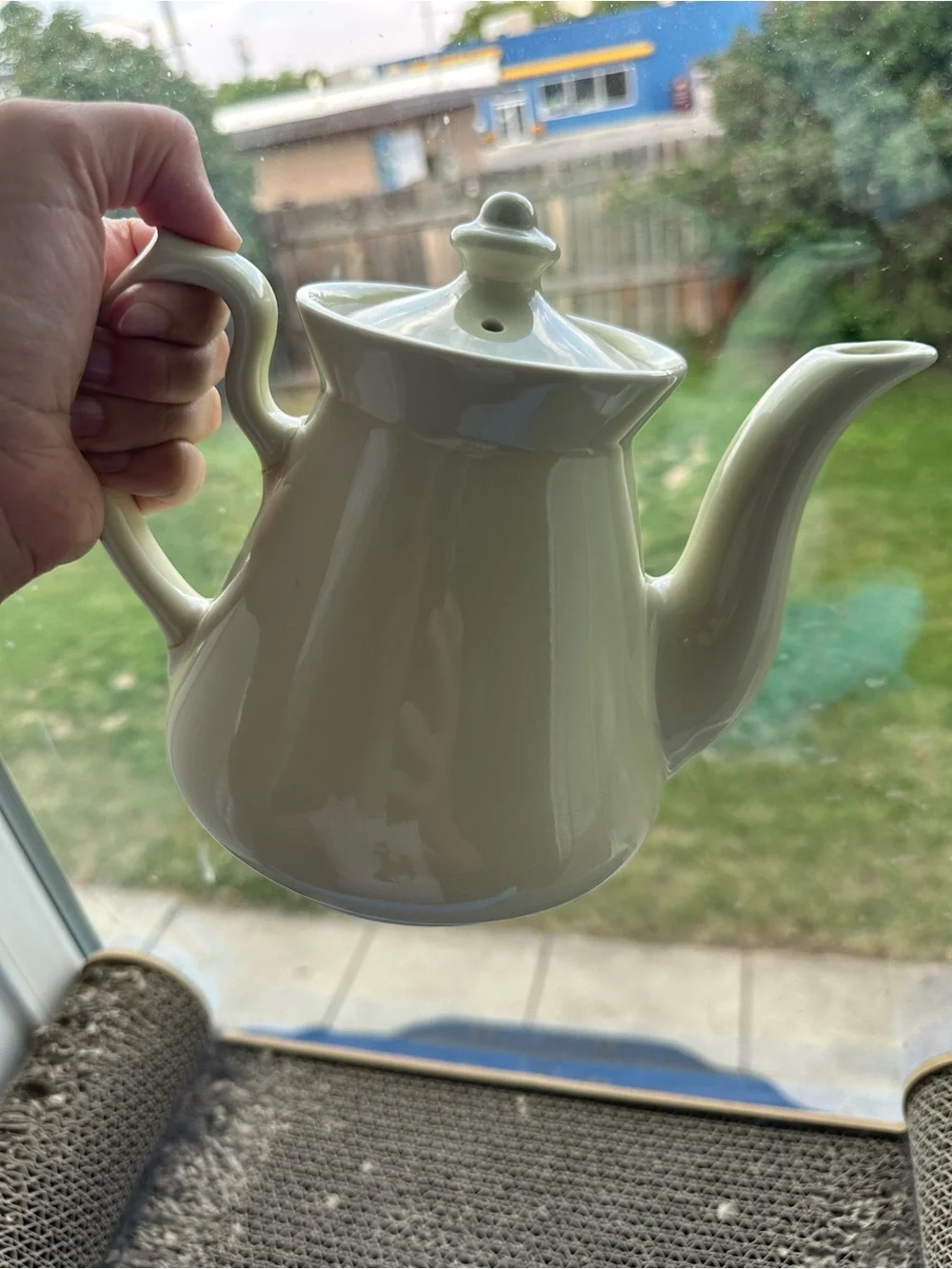Vintage Hall 6 Cup Teapot - USA Pale Yellow Philadelphia Style. Glued Handle.